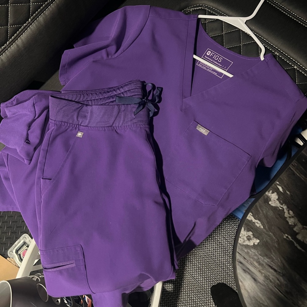 LARGE FIG SET PURPLE SCRUBS